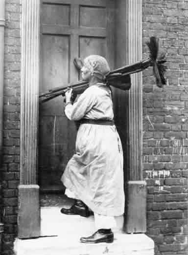 woman sweep 1917, Kent England, photo by Horace Nicholls